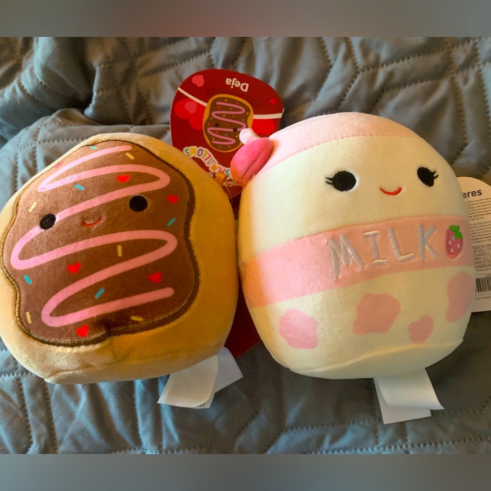 New Amelie and Deja 5” Squishmallows on a Valentine Card